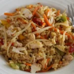 arroz-con-verduras-sobre-una-base-de-atun