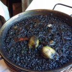 Arroz negro con sepia y alcachofas