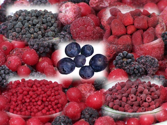 Frutas rojas variadas con nata montada