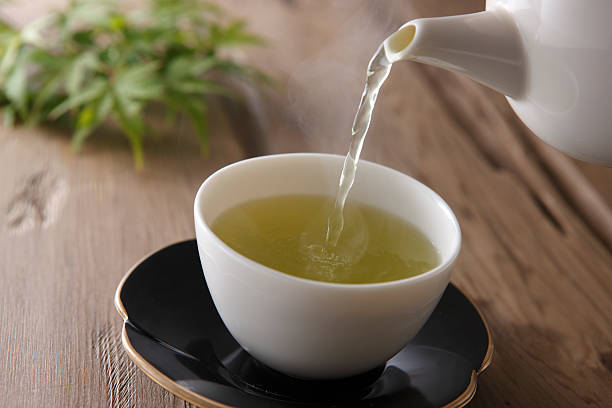 ¿Qué es el té verde?. Ttetera sirviendo un te verde en una taza