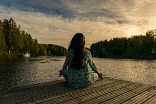 Retiros naturales, chica meditando frente a un paisaje hermoso