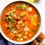 Sopa de salmón, tomate y cilantro